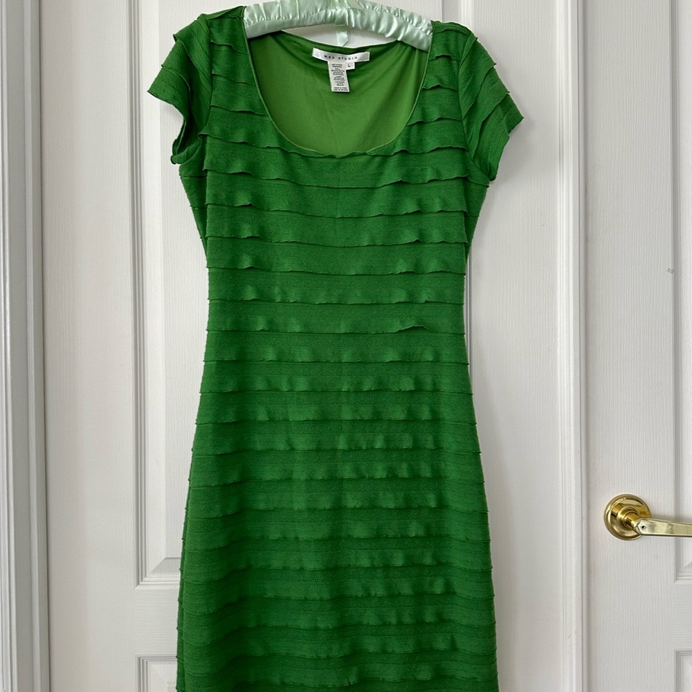 Max Studio green ruffled, tear dress   LARGE EUC